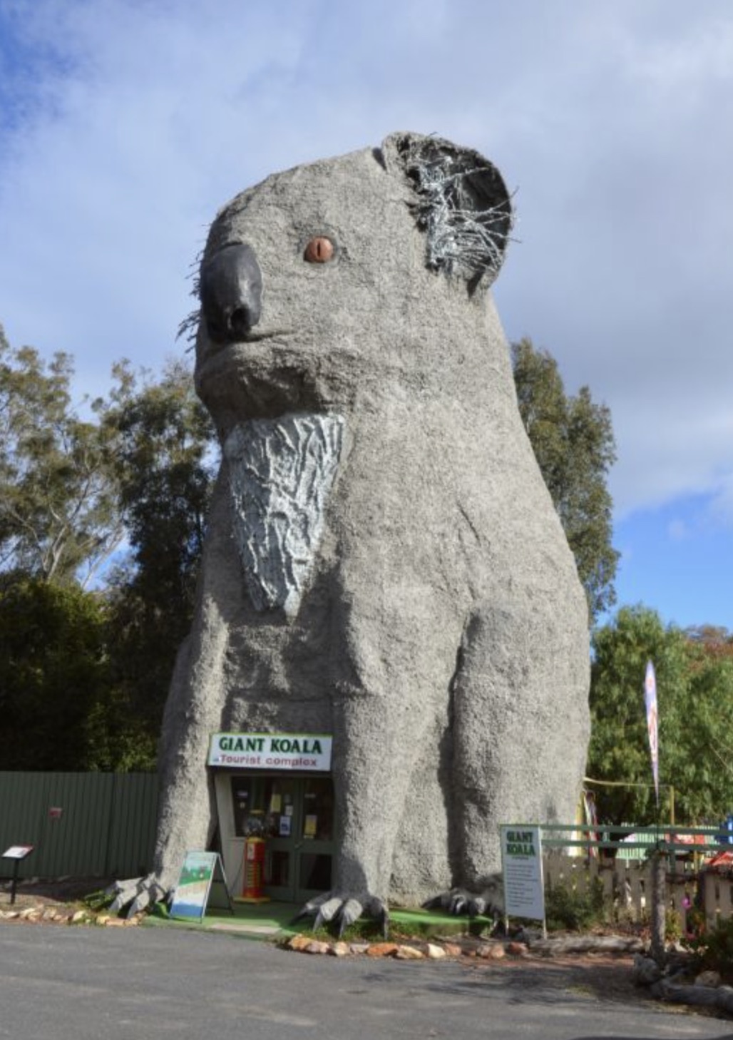 Giant Koala Tourist complex Glant Koala